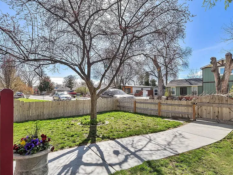 Front yard view.