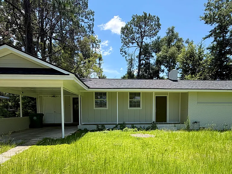 1005 Ridgewood Dr — Photo 1