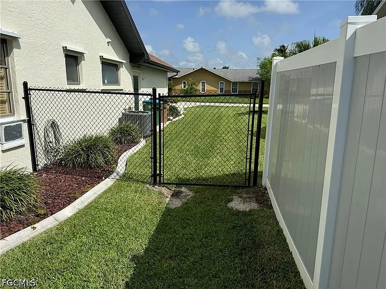 1716 SE 6th St — Photo 7