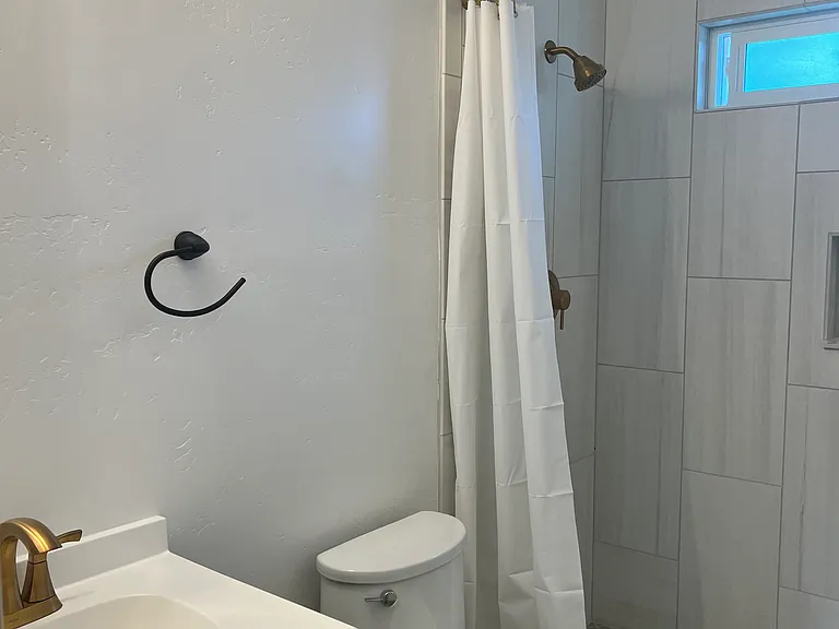 825 Emerald St #825 — Photo 3