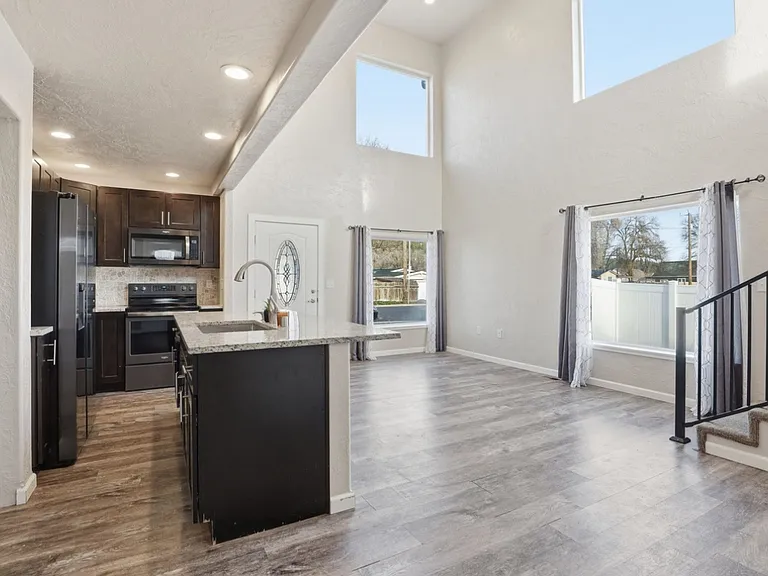 2725 N Miami Ct — Photo 4