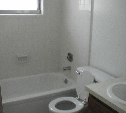 3rd image of 945 La Salle Ave