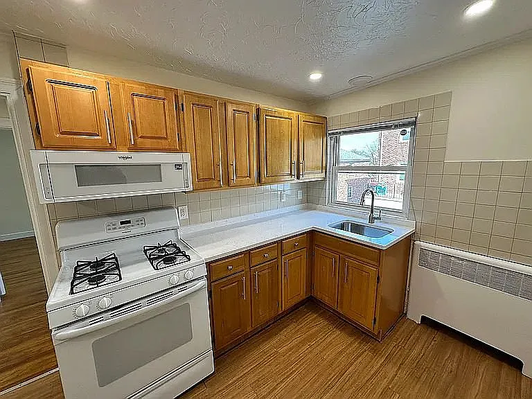 176 Summit Ave #4