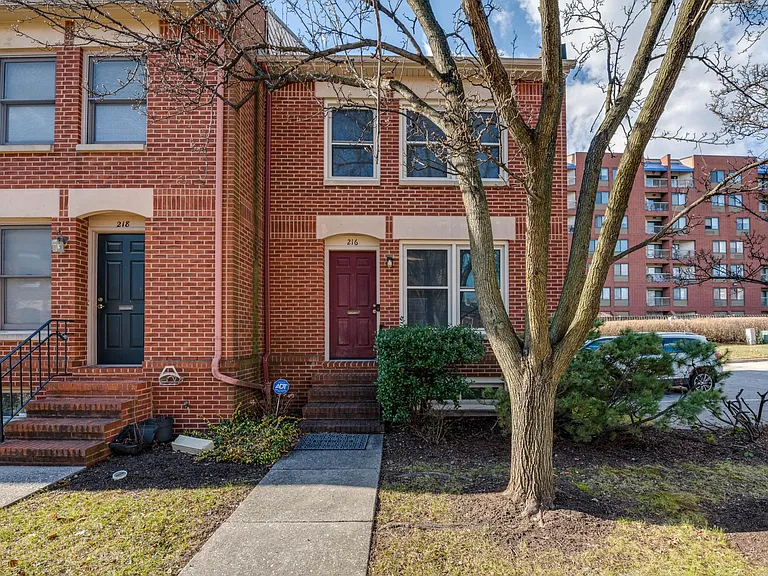 216 Roundhouse Ct — Photo 1