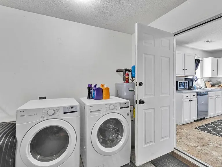 110 Foxlair Dr — Photo 16