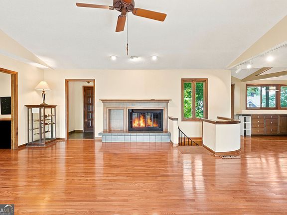 4th image of 214 Ponderosa Ln