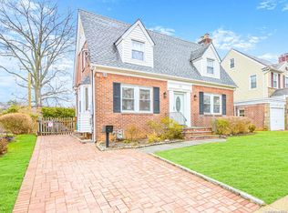 39 Westminster Rd, Great Neck, NY 11020