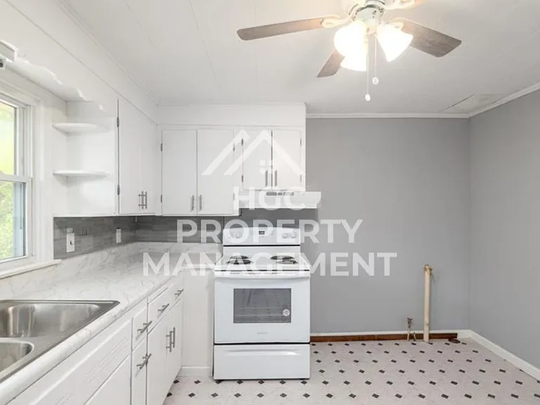 1228 Irving Ave — Photo 7