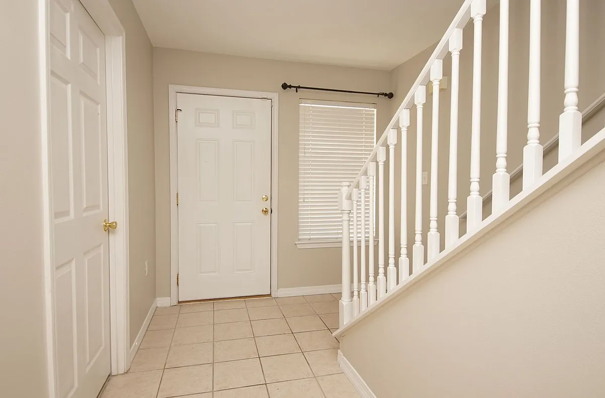Building Photo - 984 Scenic Oak Ln