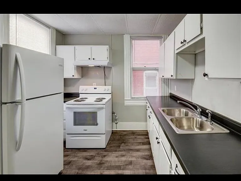 Buchanan Ave — Photo 2