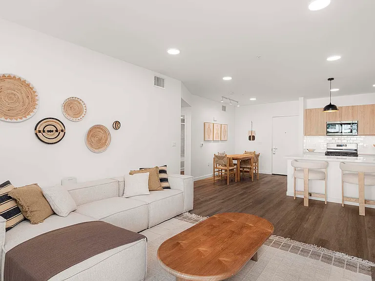Eddy Redondo Residences — Photo 68
