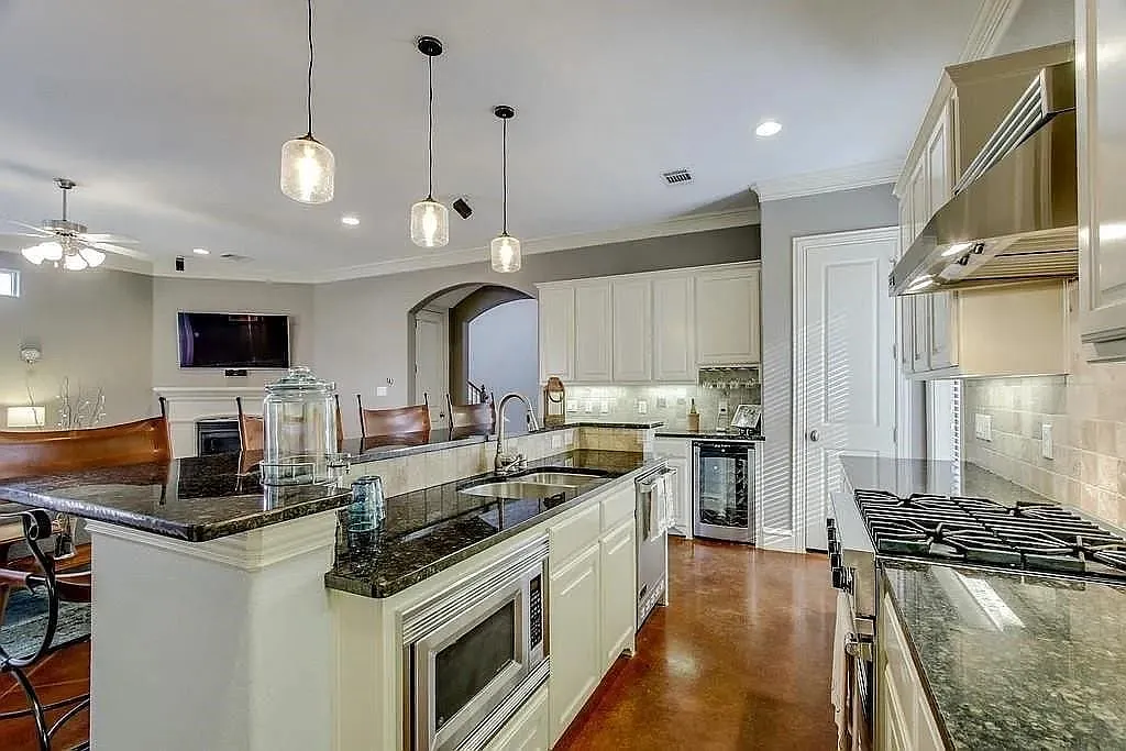 3 bed, 2.5 bath, 2541 sqft, $4,300 — Photo 4