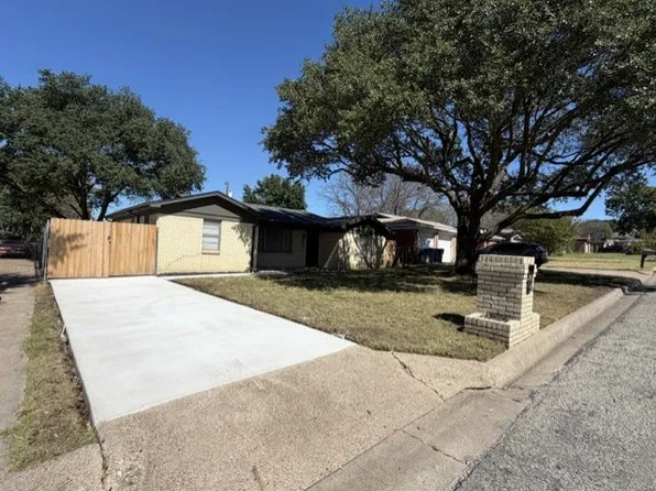 8552 Gibbs Dr, White Settlement, TX 76108