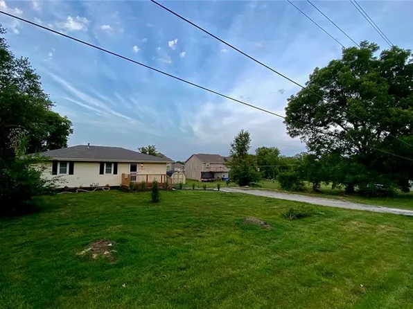 21819 S Peculiar Dr, Peculiar, MO 64078