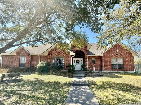 820 Chula Vista, Karnes City, TX 78118
