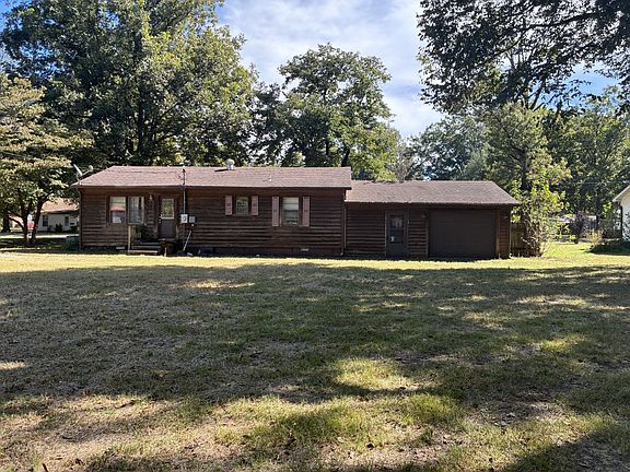 3rd image of 302 Maxine St