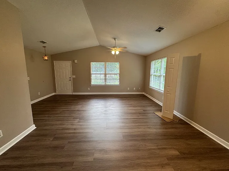 867 Louie Ln — Photo 3