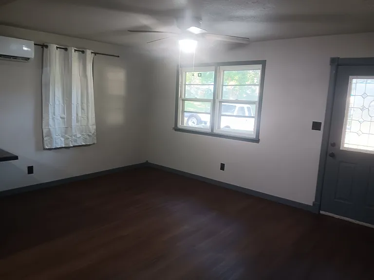 404 S Commercial St — Photo 3