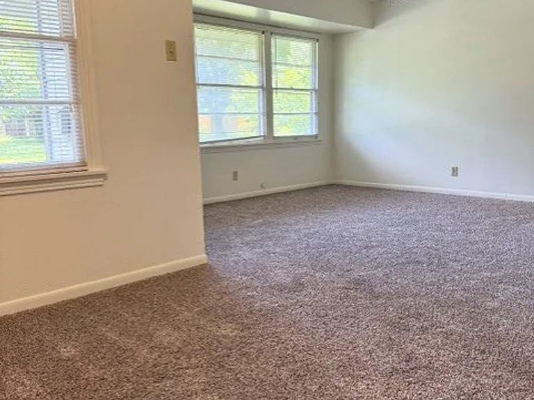 1704 Smith Dr — Photo 6