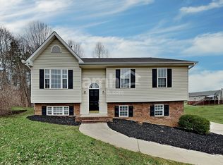 3902 Hunt Chase Ct, Greensboro, NC 27407