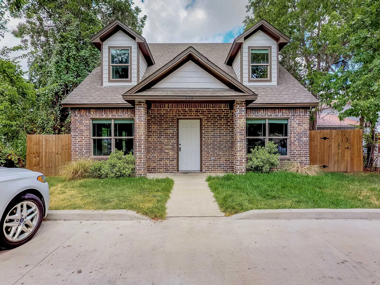 5 bed, 2000 sqft, $3,700 — Photo 1