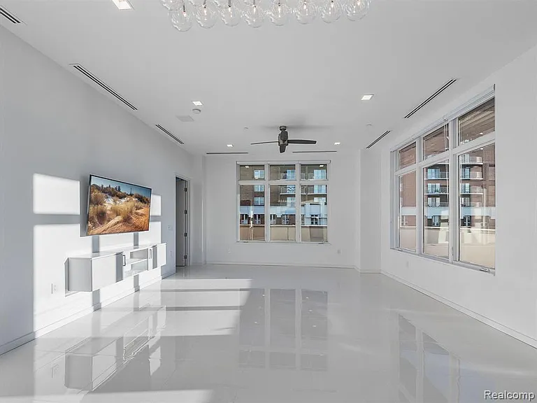 400 S Old Woodward Ave #315 — Photo 10