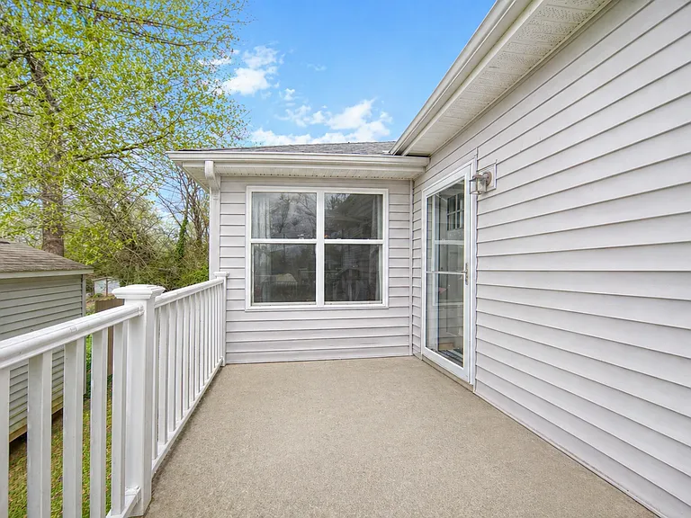 141 Northwestern Ave — Photo 15