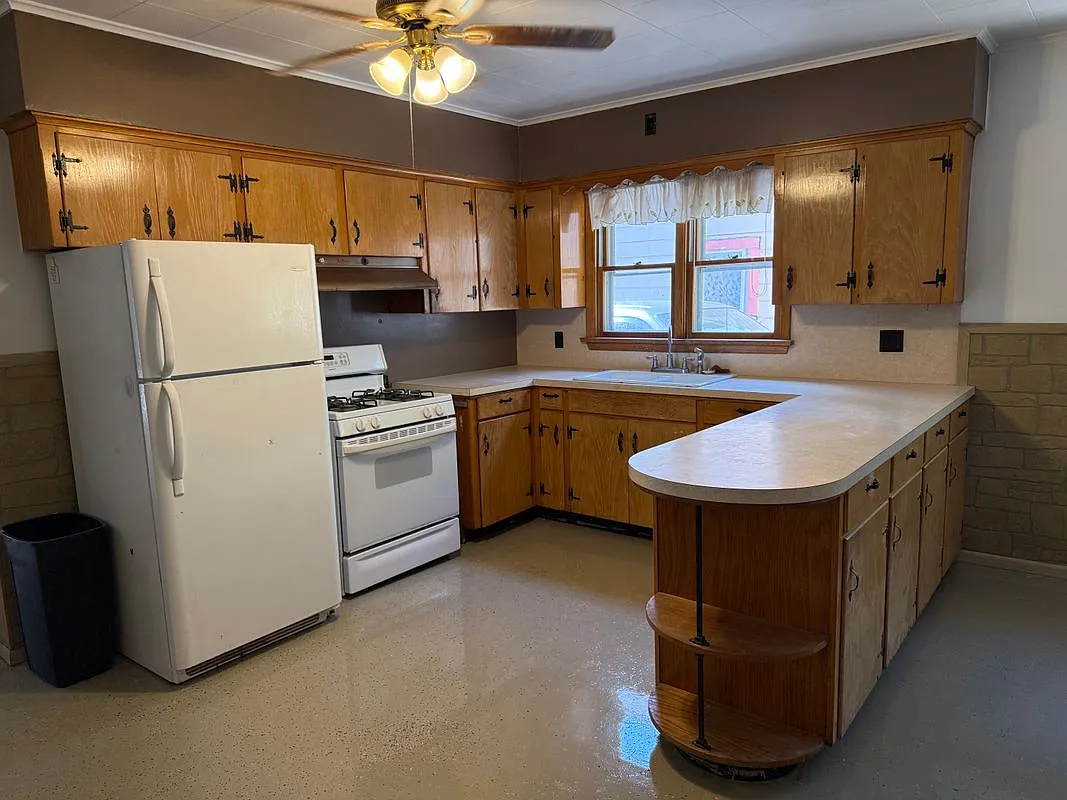 4 bed, 2.0 bath, 2524 sqft, $1,650 — Photo 4