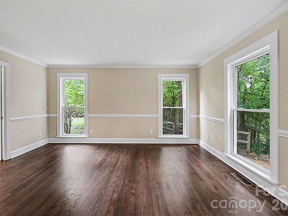 4th image of 762 Courtney St SE