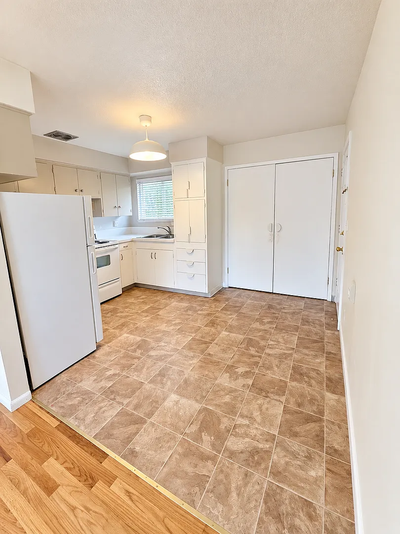4412 SE 57th Ave * Great 2 Bed, 1 Bath Duplex Apartment in Inner Portland — Photo 4