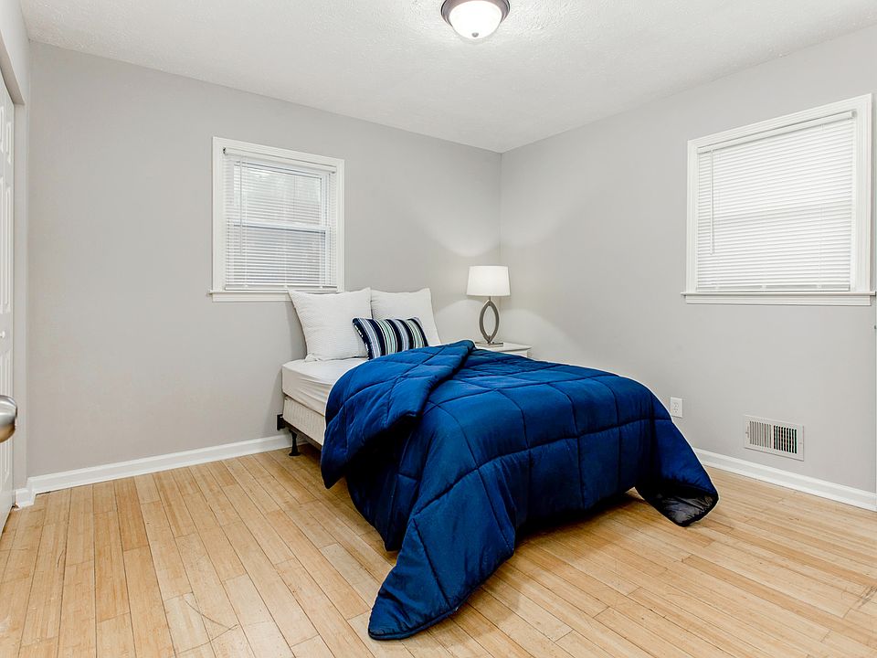 Room 1. Double bed, closet, nightstand and lamp.