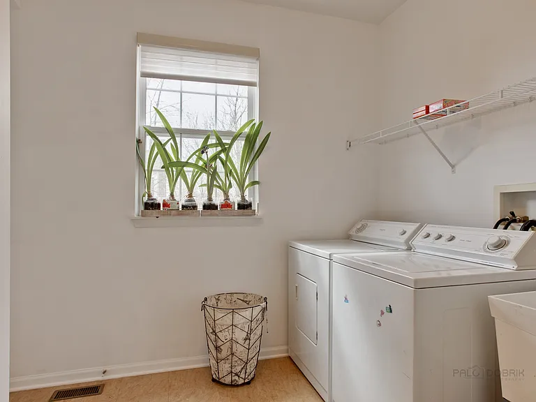 620 Geneva Ct — Photo 21