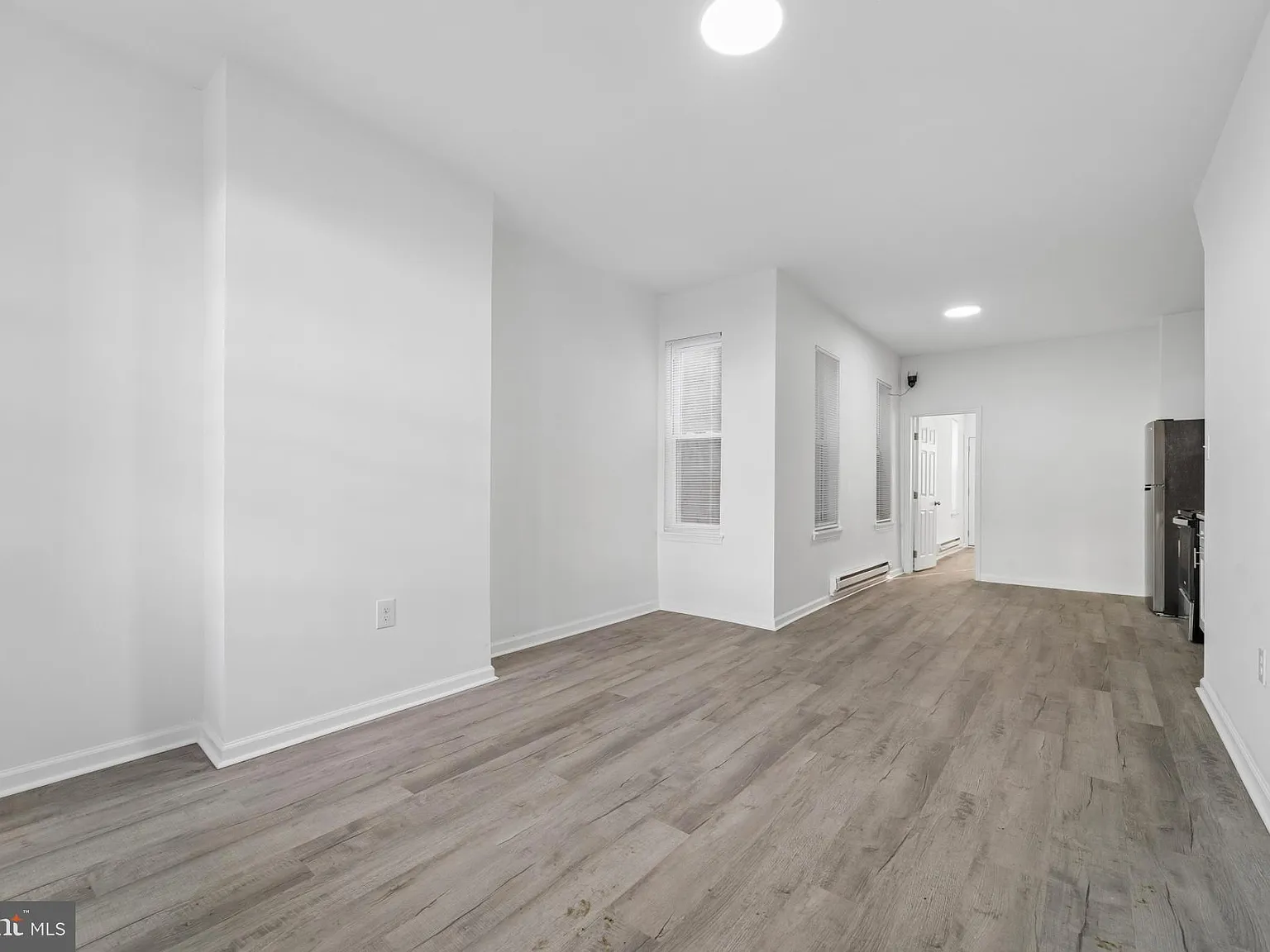 3 bed, 1.0 bath, 1250 sqft, $1,700 — Photo 2