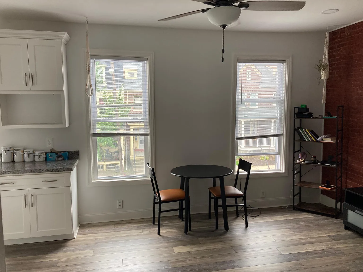 545 W Lemon St — Photo 2