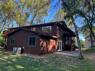 1421 Oakland Rd, Wayzata, MN 55391