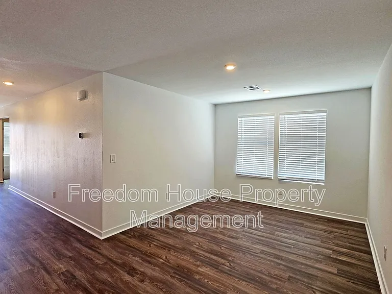 663 E Huyana Wind Dr — Photo 25