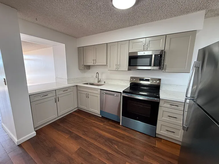 500 University Ave #930 — Photo 4