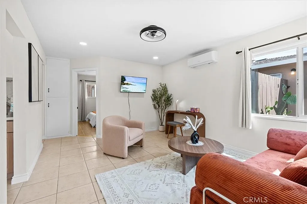 2 bed, 737 sqft, $3,600 — Photo 1