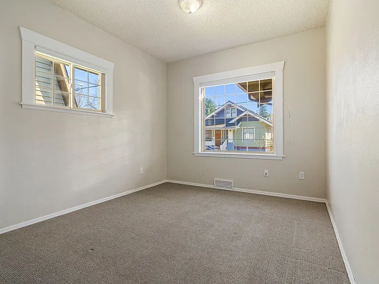 709 McKenzie Ave — Photo 13