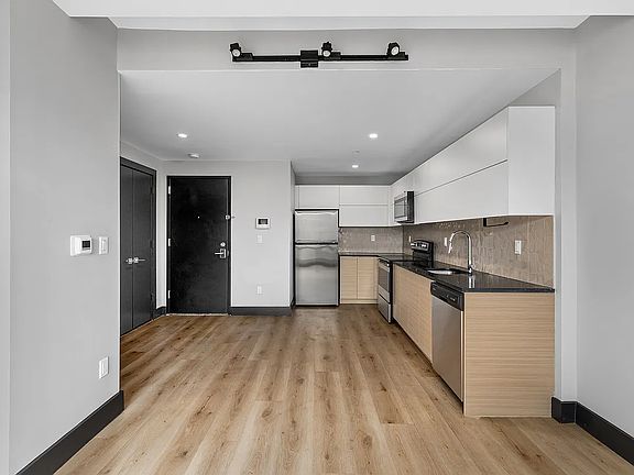 3rd image of 88 Linden Blvd #8D