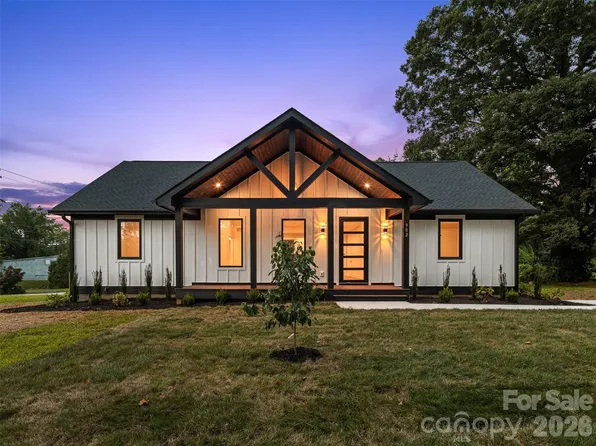902 Narva Rd, Hendersonville, NC 28792