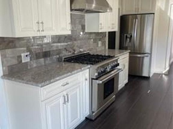 4th image of 1112 E Elmwood Ave