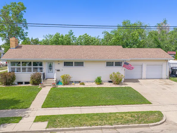 1414 6th St W, Williston, ND 58801