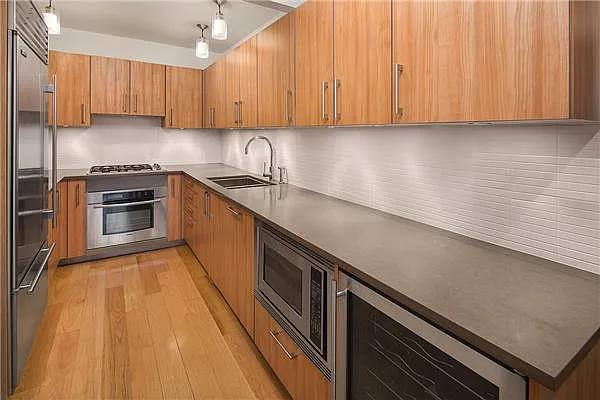 Sold by Poljan Properties Inc. | media 16