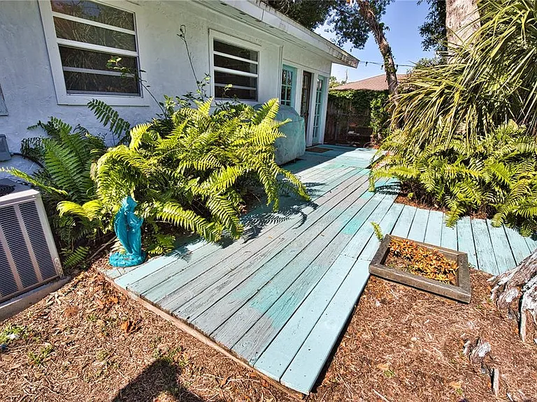 650 Edwards St — Photo 44