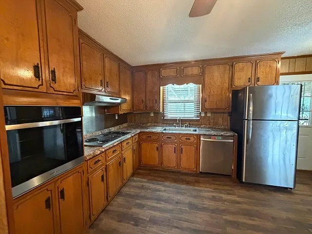 3 bed, 1.5 bath, 1219 sqft, $1,395 — Photo 2
