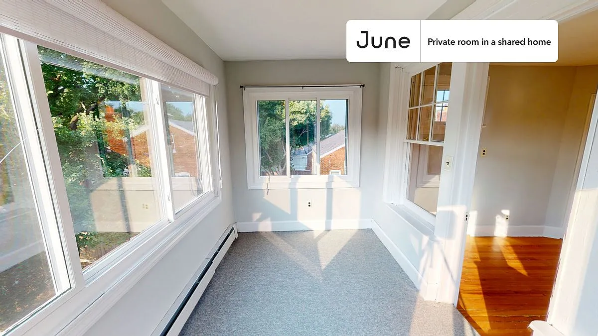 Full bedroom in 6 bed/3 bath home in Brookland #1098 A — Photo 3