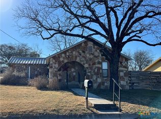 302 N Arnold St, Lampasas, TX 76550