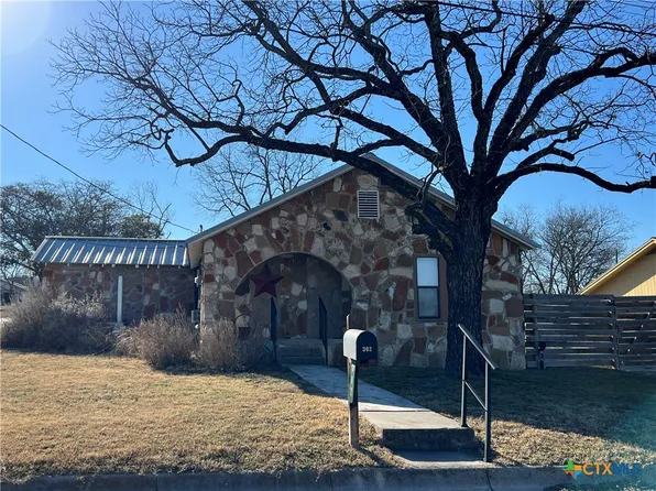 302 N Arnold St, Lampasas, TX 76550