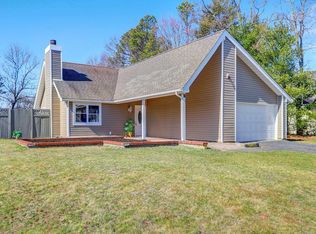 16 Glenmere Ln, Coram, NY 11727